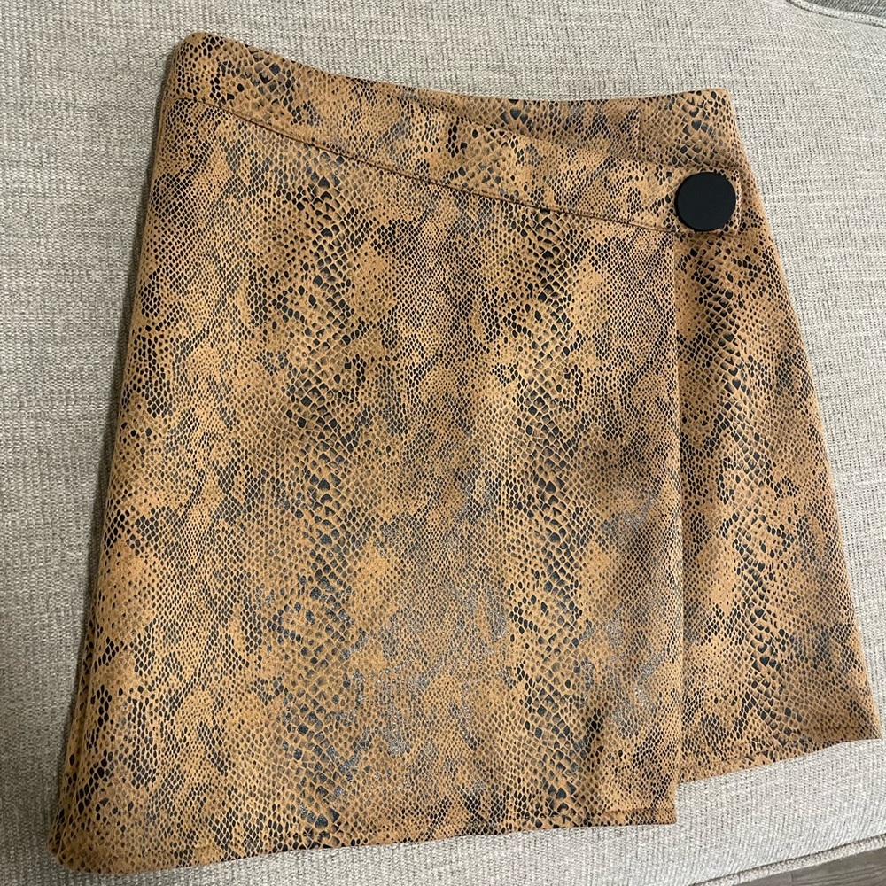 Snake print fitted mini skirt